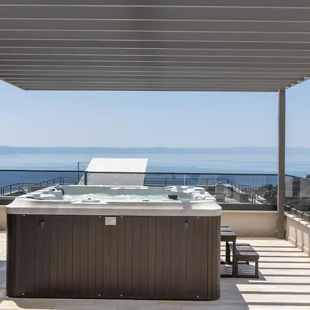 Villa Sendy With Pool And Jacuzzi