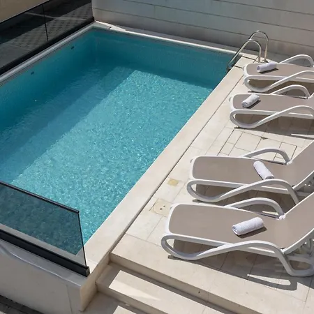 Villa Sendy With Pool And Jacuzzi